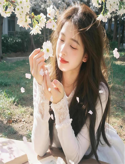 《爱的故事之美丽的她》市场表现里程碑式的：票房成绩与观众接受度分析